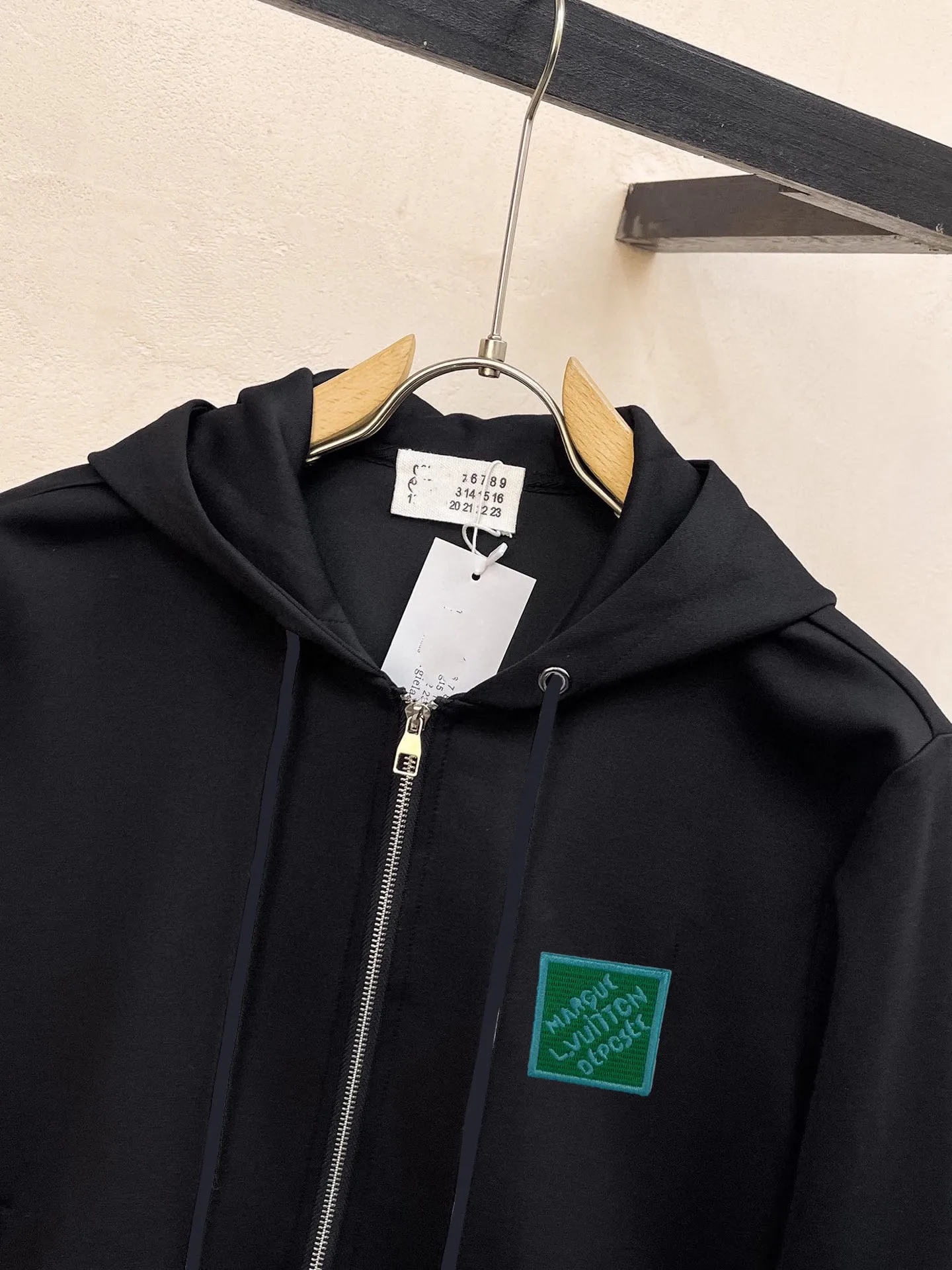 🅿️420 [LV Louis Vuitton] (Fat Man Gospel) hot-selling suit is coming. Focus on the original version of the official website. 2025 new hot-selling cardigan sweater suit. The original order is the best. 🇭🇰The meticulous work of top designers is dedicated to a fitting and perfect upper body effect. All-natural high-quality Roman cotton 100%, close-fitting comfort, noble and elegant! Original hardware embodies elegance and nobility! Counter size: M-5XL (maximum wear up to 220 pounds)